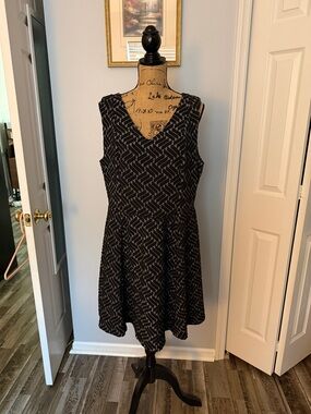 Renee C. Black Sleeveless Patterned V-Neck Midi Dress